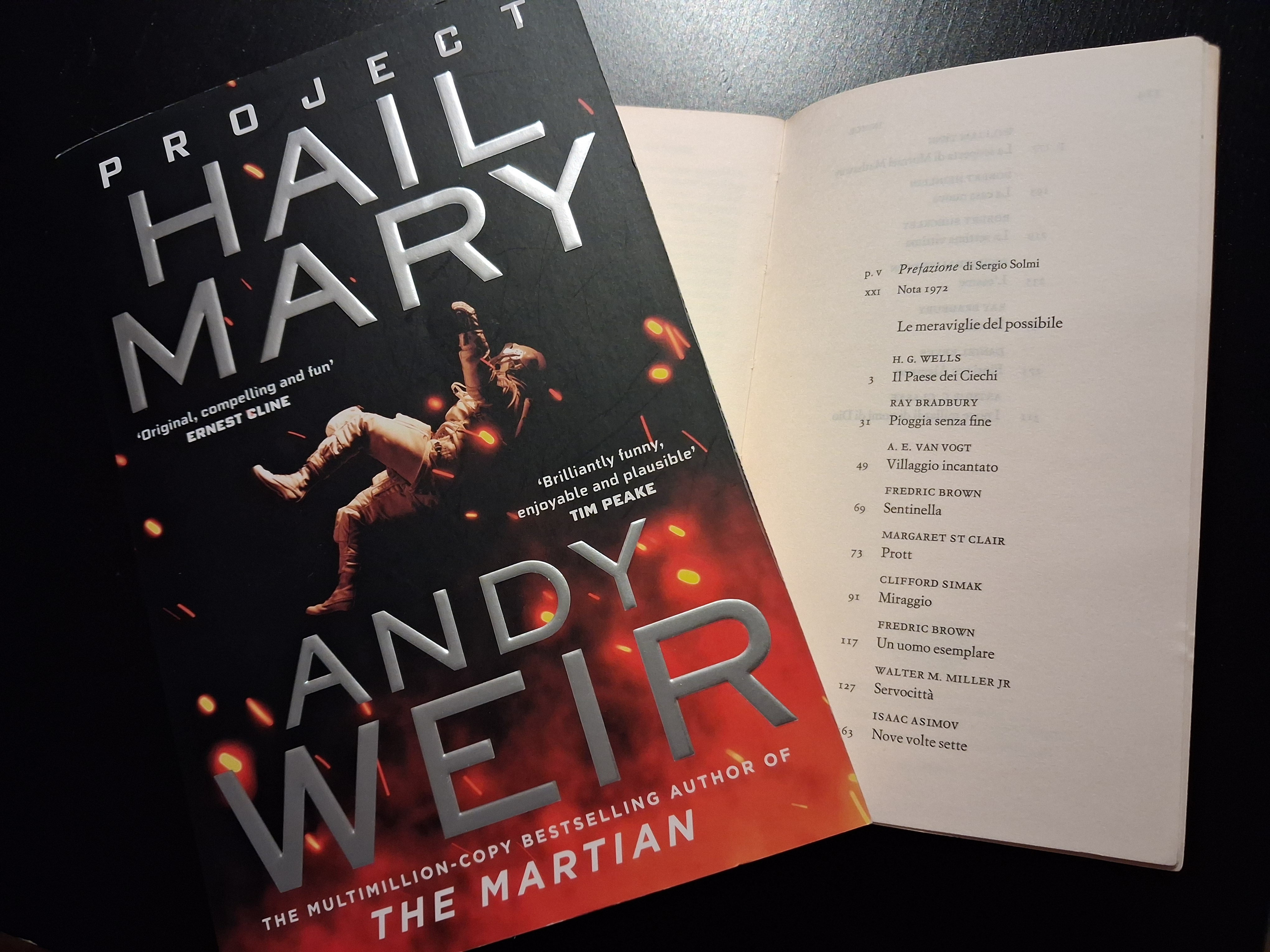 Project Hail Mary di Andy Weir accanto a una vecchia edizione di Le meraviglie del possibile